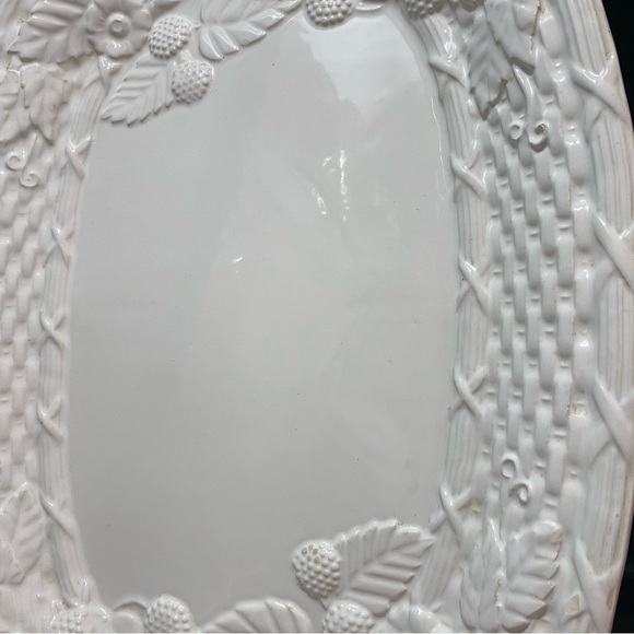 Large 20”x 14” White Stoneware Fruit Basket Serving Plater - Picture 4 of 16